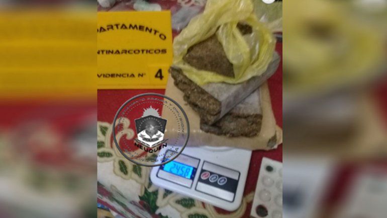 Secuestran 2,4 kilos de marihuana y casi 50 mil pesos en Centenario
