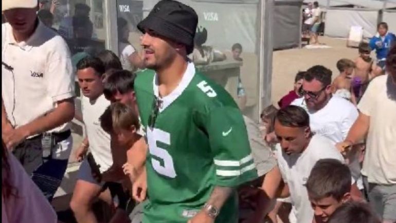 No puede caminar solo: la locura que generó Leandro Paredes en la playa durante sus vacaciones