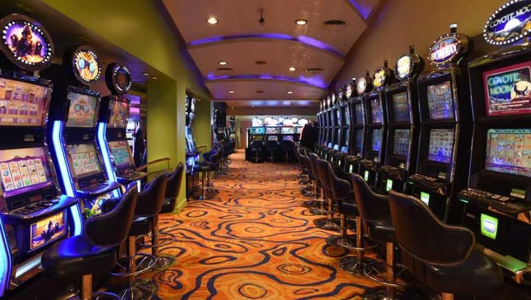 Sala de tragamonedas del Casino de Río Gallegos.