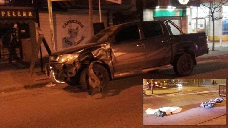 Un soldado cruzó un semáforo en rojo en su moto, chocó con una camioneta y murió