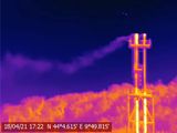 FOTO DE ARCHIVO: Captura cedida de una grabación termográfica con una cámara infrarrojos que muestra lo que parece una fuga de gas metano de una terminalde gas natural licuado en La Spezia, Italia, el