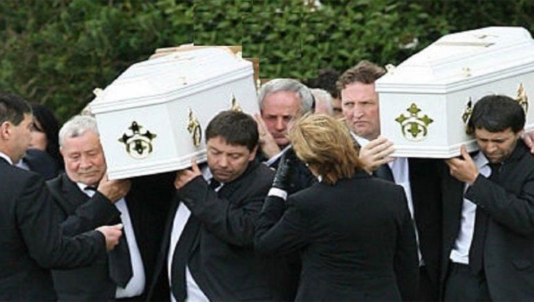 Creyó enterrar a gemelos muertos  y eran muñecos