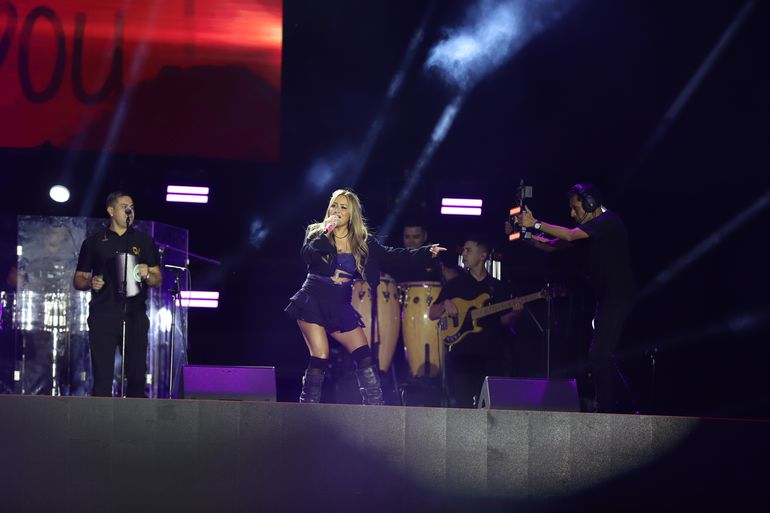 Karina cerró la primera noche de la Fiesta de la Confluencia.