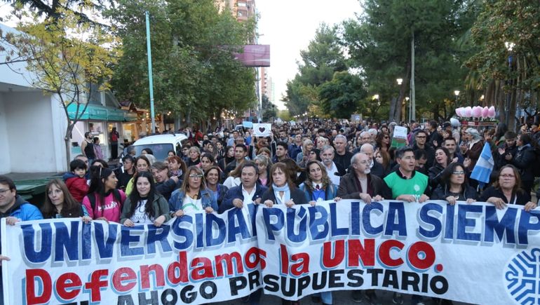 Terminó La Marcha Universitaria En Neuquén: Más De 30 Mil Neuquino ...