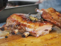 El pechito de cerdo a las brasas, una delicia para la mayor parte de los argentinos de buen comer. El pechito de cerdo a las brasas, una delicia para la mayor parte de los argentinos de buen comer.