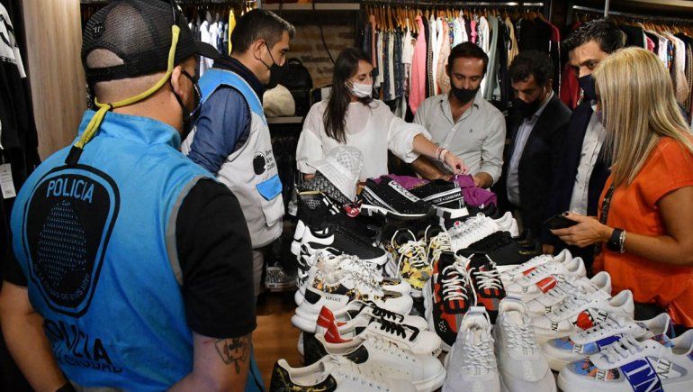 Puerto Madero: secuestran más de 2200 prendas truchas en showroom