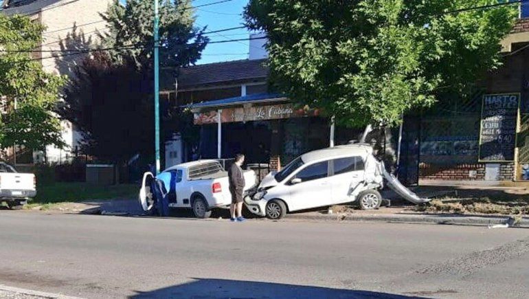 Un camionero se quedó dormido y chocó tres autos estacionados