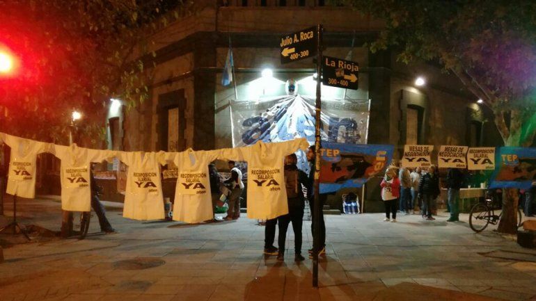 Caos en el centro: docentes bloquean Casa de Gobierno