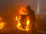 Bruselas. Un hombre quema neumáticos a pocos metros de la sede del Consejo Europeo, durante la movilización de agricultores. (EFE/Paula García-Ajofrín)  
