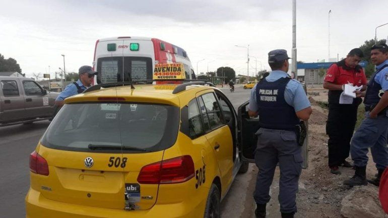 Le dieron tres puntazos a un taxista para robarle hasta las zapatillas