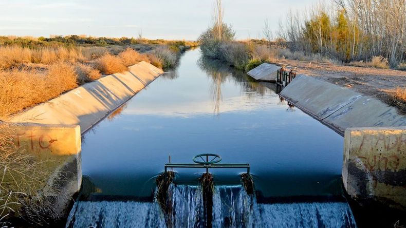 ¿Cuál es el plan de Neuquén para optimizar la zona bajo riego en más de 2.000 has.?
