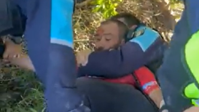 Violenta detención de un triatleta que circulaba en bicicleta por la ruta