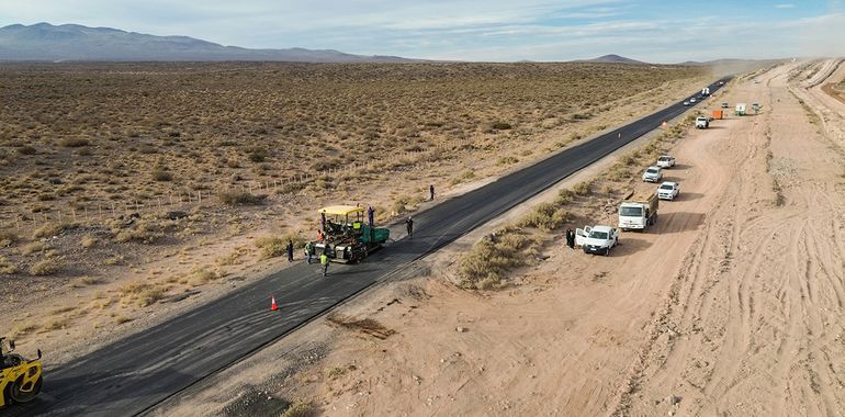 Avanza la repavimientación de esta ruta petrolera. Avanza la repavimientación de esta ruta petrolera.