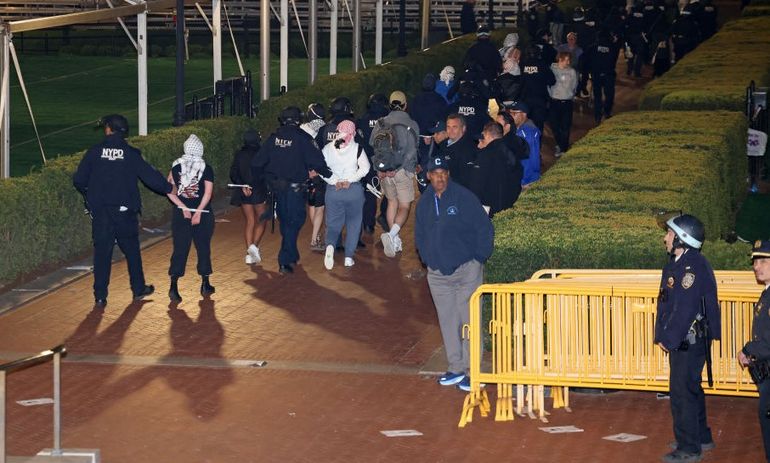 Manifestantes detenidos en la Universidad de Columbia. Manifestantes detenidos en la Universidad de Columbia.