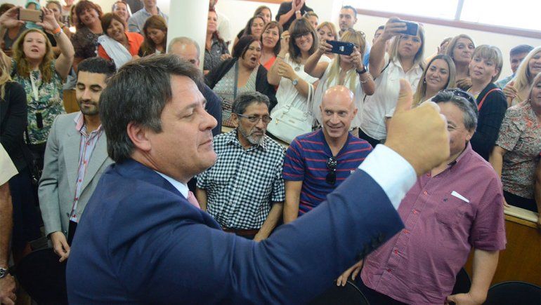 Música en vivo, un ingreso retrasado y fervor de la militancia: el color del discurso de Gaido en el Deliberante