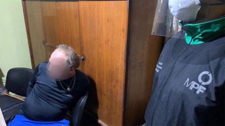 Detienen a docente que enviaba fotos porno a un alumno