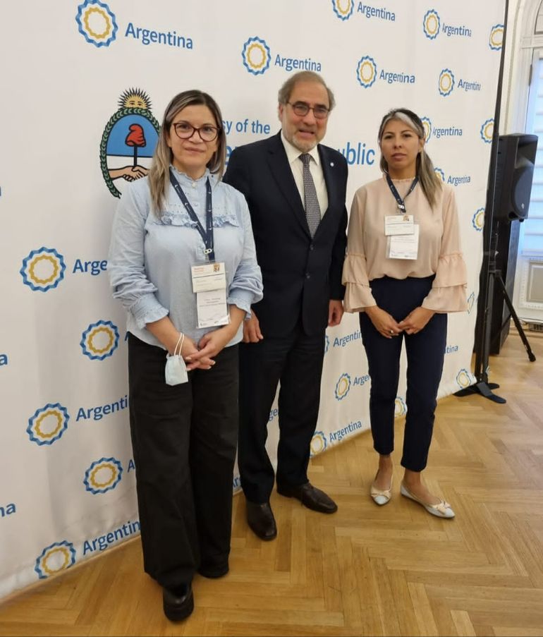 Norma Sepúlveda, intendenta de Rincón de los Sauces, en Houston con el embajador Argüello