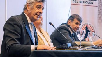 El presidente de la SRA, Nicolás Pino, junto con la titular de la SRN, Cecilis de Larminat, y el ministro de Economía de Neuquén, Guillermo Koenig, durante la presentación de las exposiciones rurales. El presidente de la SRA, Nicolás Pino, junto con la titular de la SRN, Cecilis de Larminat, y el ministro de Economía de Neuquén, Guillermo Koenig, durante la presentación de las exposiciones rurales.