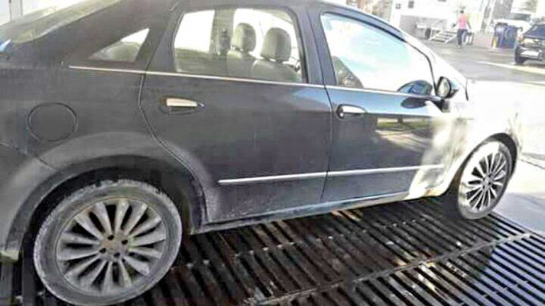 Se bajó a comprar en una despensa y le llevaron el auto