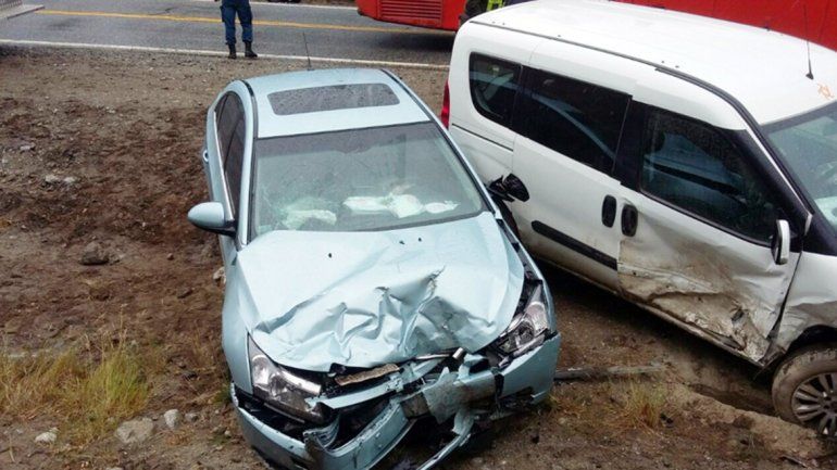 Por una piedra, perdió el control y chocó contra un auto: dos heridos