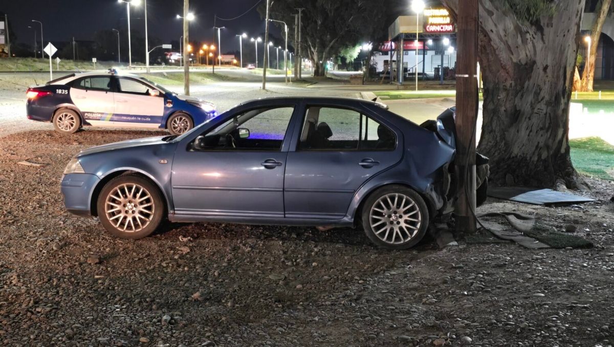 Joven borracho pisó el acelerador en la Ruta 7 y se fue contra un poste