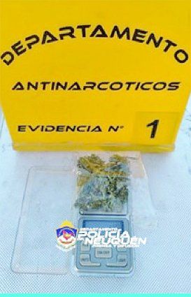 El joven tenía varios bagullos de marihuana entre sus prendas. El joven tenía varios bagullos de marihuana entre sus prendas.