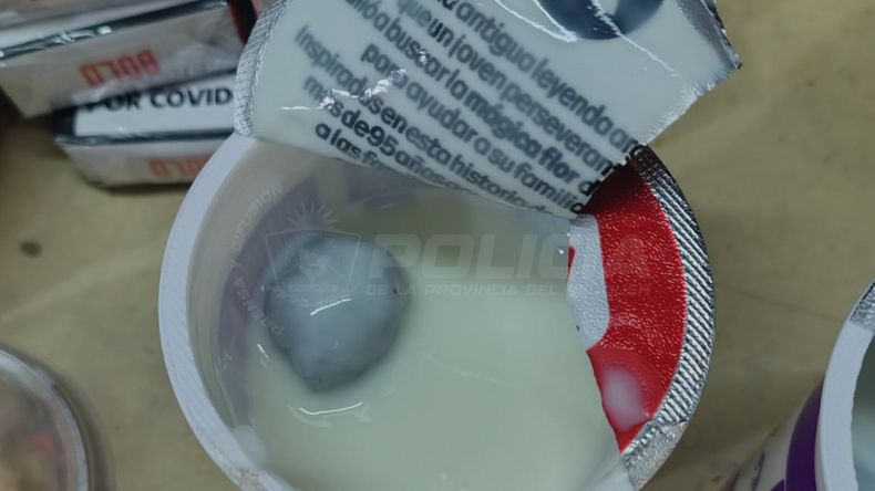 Hallaron un envoltorio con cocaína dentro de un yogur que le dejaban a una presa de la U16