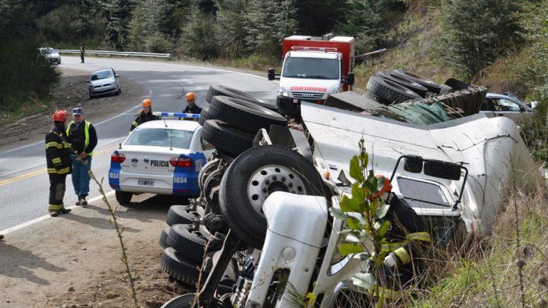 Cuatro heridos al chocar un camión contra un auto de turistas