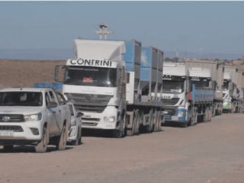 Miles de camiones recorren la Ruta de la Arena entre Ibicuy y Añelo cada día.