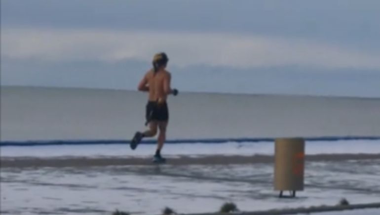 Ariel León desafiando la ola polar por la costanera de Río Galle