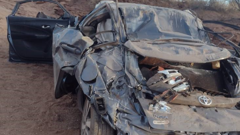 Una mujer murió en un vuelco fatal en Villa El Chocón Una mujer murió en un vuelco fatal en Villa El Chocón