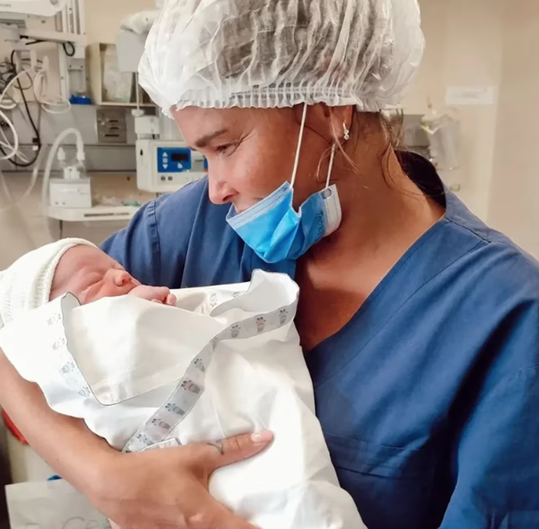 Nazarena emocionada al tener a su nieto en brazos por primera vez.