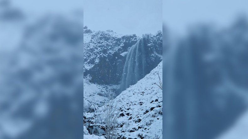 Así luce hoy la cascada de La Fragua, en el norte neuquino.