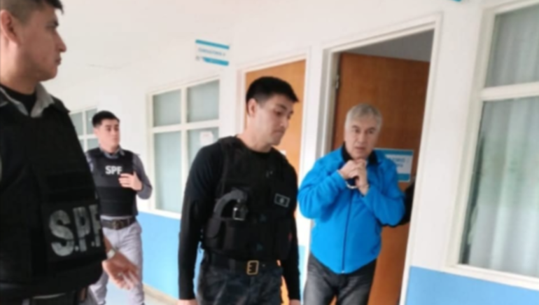 Lázaro Báez durante el traslado del domingo para hacerse estudios médicos en Río Gallegos.