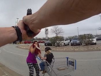 La parte más violenta del episodio transcurrió en el estacionamiento del supermercado, en Estados Unidos.