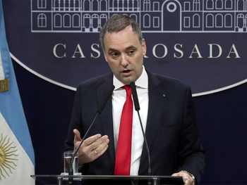 El vocero presidencial Manuel Adorni anunció los cambios en la política migratoria