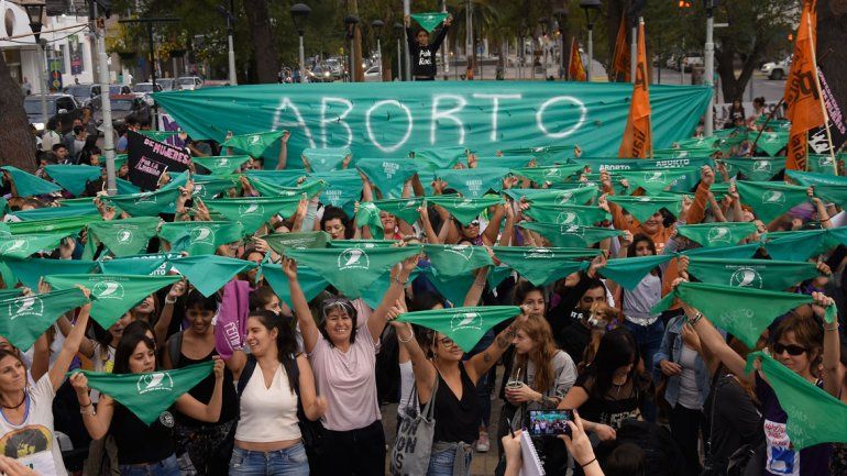 Una niña que quedó embarazada por una violación le pidió a los senadores que aprueben el aborto