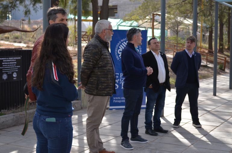 Autoridades de la UNCo, durante el acto de inauguración. Autoridades de la UNCo, durante el acto de inauguración.