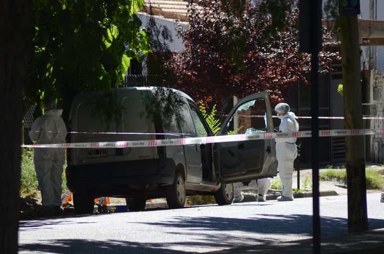 Una mujer fue hallada muerta dentro de una camioneta en el barrio Cumelèn.