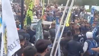 El cruce entre petroleros y la Uocra se dió poco antes de la inauguración de sesiones ordinarias en la Legislatura de Chubut. El cruce entre petroleros y la Uocra se dió poco antes de la inauguración de sesiones ordinarias en la Legislatura de Chubut.