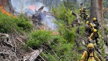 Los brigadistas de Chubut entran embarcados, divididos en cuadrillas, para combatir el fuego en una zona de muy difícil acceso del Parque Nacional Los Alerces. Los brigadistas de Chubut entran embarcados, divididos en cuadrillas, para combatir el fuego en una zona de muy difícil acceso del Parque Nacional Los Alerces.