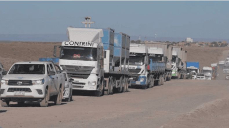 Miles de camiones recorren la Ruta de la Arena entre Ibicuy y Añelo cada día. | LM Neuquen Miles de camiones recorren la Ruta de la Arena entre Ibicuy y Añelo cada día.
