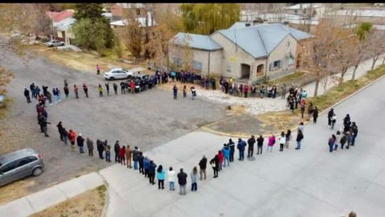 El abrazo simbólico al Correo Argentino de Las Lajas. (Gentileza) El abrazo simbólico al Correo Argentino de Las Lajas. (Gentileza)