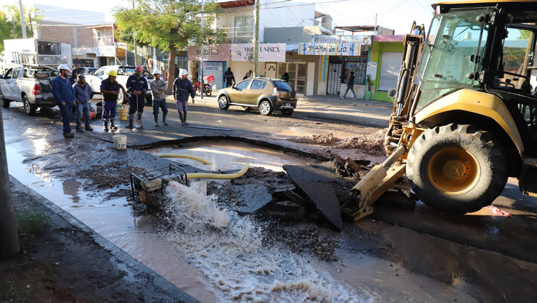 El EPAS trabaja en reparar la avería de un caño de agua potable en barrio Huiliches.