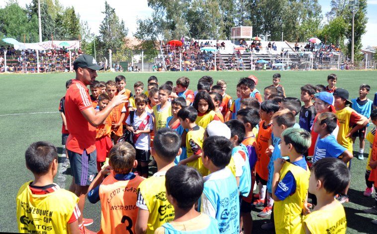 El cazatalentos del Millo rodeado de chicos.&nbsp;