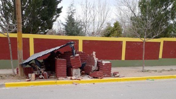 esperaba el colectivo y se le cayo encima la garita
