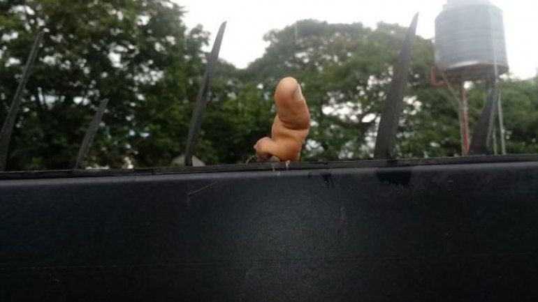 La policía tomó la huella y lo identificó pero todavía no lo atrapó.