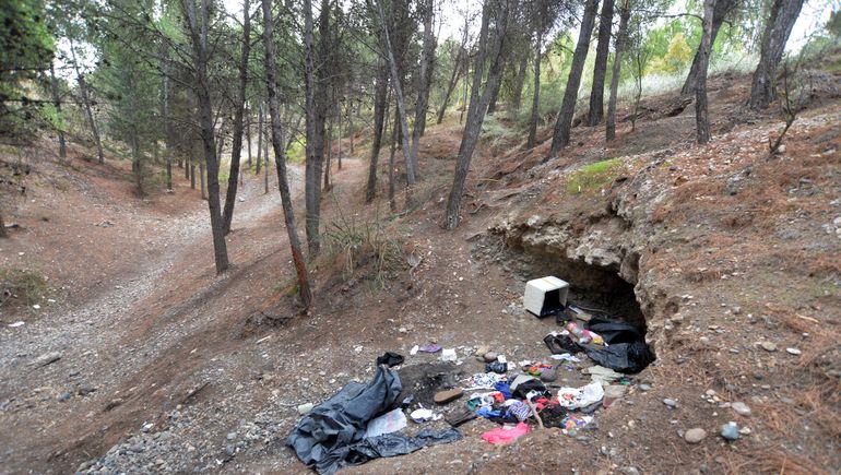 La cueva donde se refugia Adrián con sus pertenencias secándose al sol.