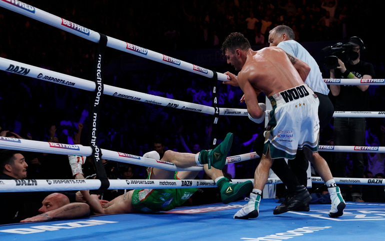 Con un derechazo lo noqueó y cayó fuera del ring