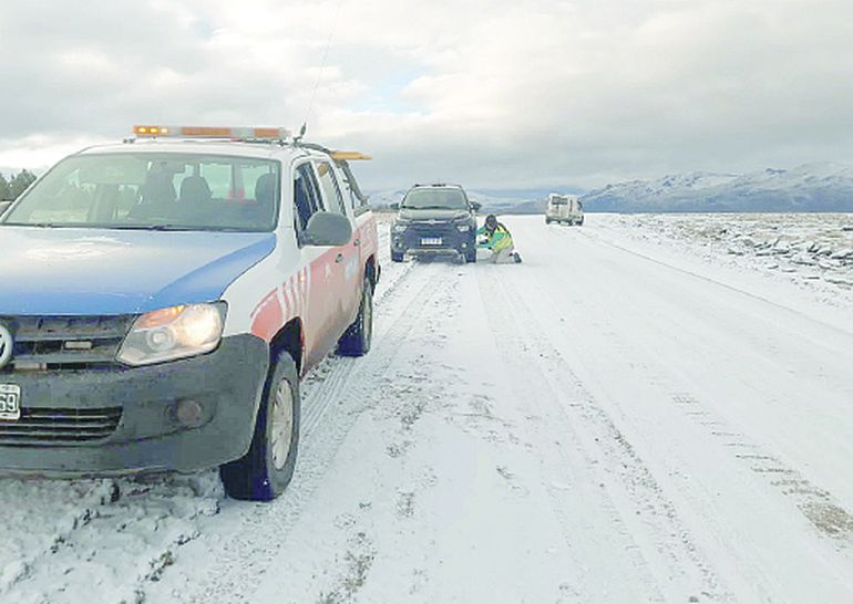 Equipos y agentes viales trabajaron para el despeje de las rutas.